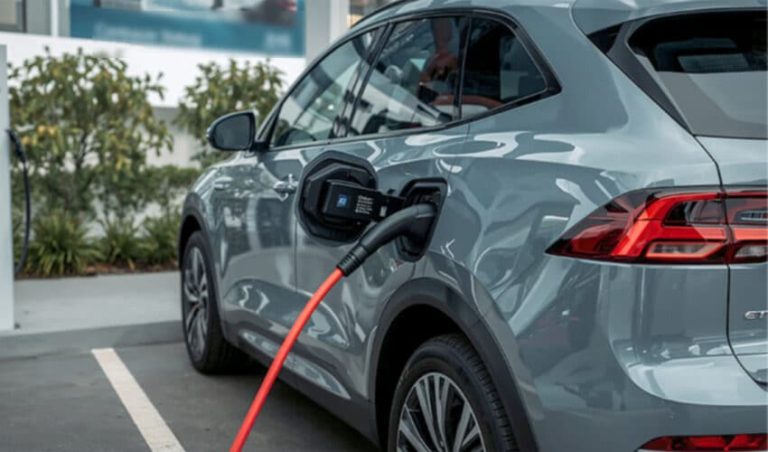 découvrez les raisons de la hausse des tarifs d'assurance pour les véhicules hybrides et électriques en 2025, et comment cela impacte votre budget automobile.