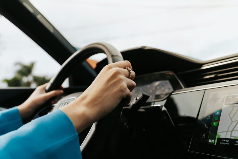découvrez comment surmonter les difficultés pour trouver l'assurance auto adaptée à vos besoins et bénéficiez d'une couverture optimale à un prix compétitif.