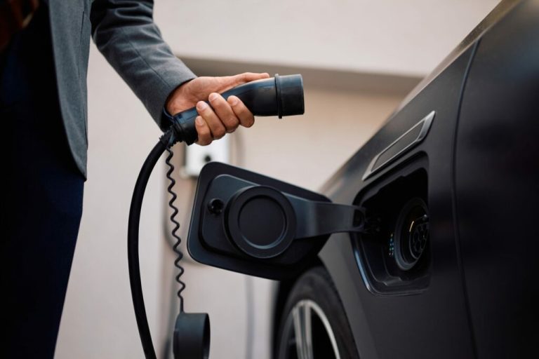 comparez le coût réel de l'assurance entre voiture électrique et thermique. découvrez les différences de tarifs, garanties et avantages pour bien choisir votre assurance auto.