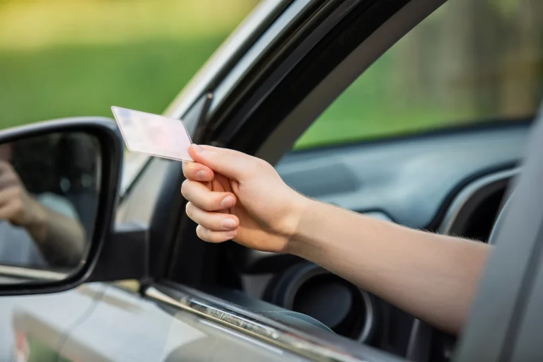 découvrez quels documents auto sont obligatoires pour éviter une amende et roulez sereinement en respectant la loi.