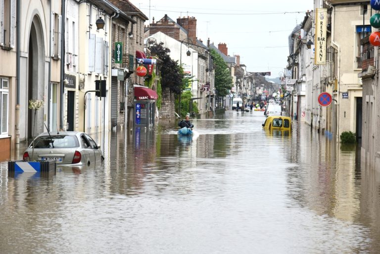 découvrez comment la hausse des primes d'assurance habitation en 2025 impacte également votre assurance voiture et préparez-vous aux changements à venir.