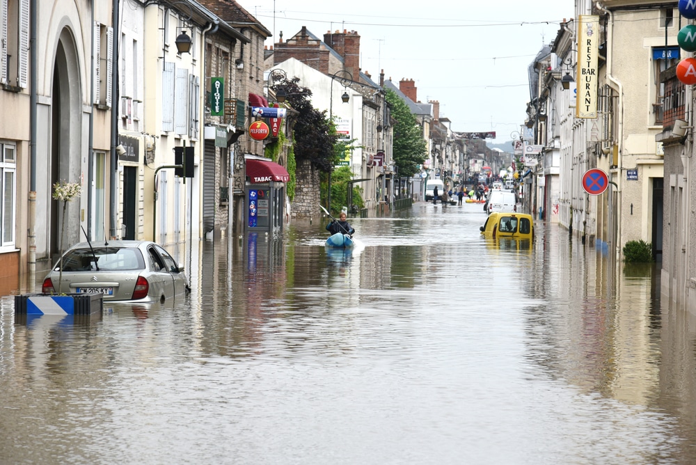 découvrez comment la hausse des primes d'assurance habitation en 2025 impacte également votre assurance voiture et préparez-vous aux changements à venir.