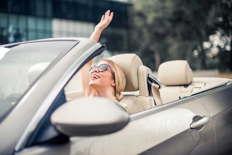 découvrez pourquoi les primes d'assurance sont élevées pour les novices en voiture sans permis et comment réduire vos coûts tout en restant bien couvert.