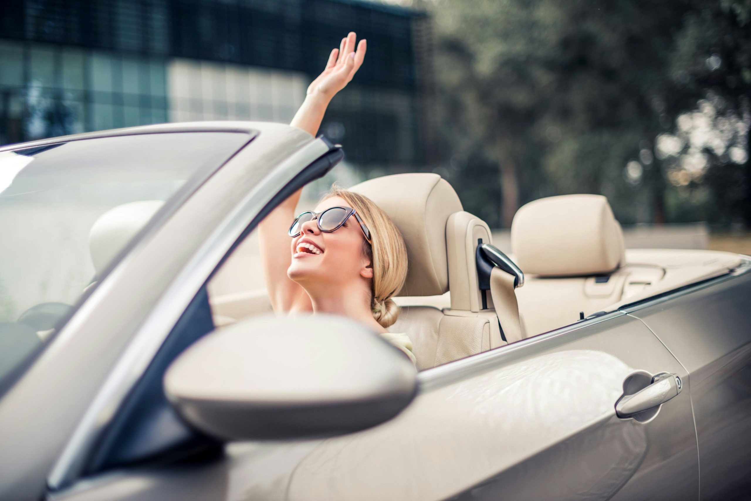 découvrez pourquoi les primes d'assurance sont élevées pour les novices en voiture sans permis et comment réduire vos coûts tout en restant bien couvert.