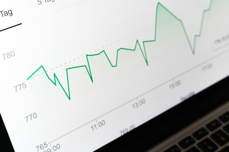 analyse du marché automobile : une chute spectaculaire de 30 % impacte le secteur. découvrez les causes et les conséquences de cette baisse importante.