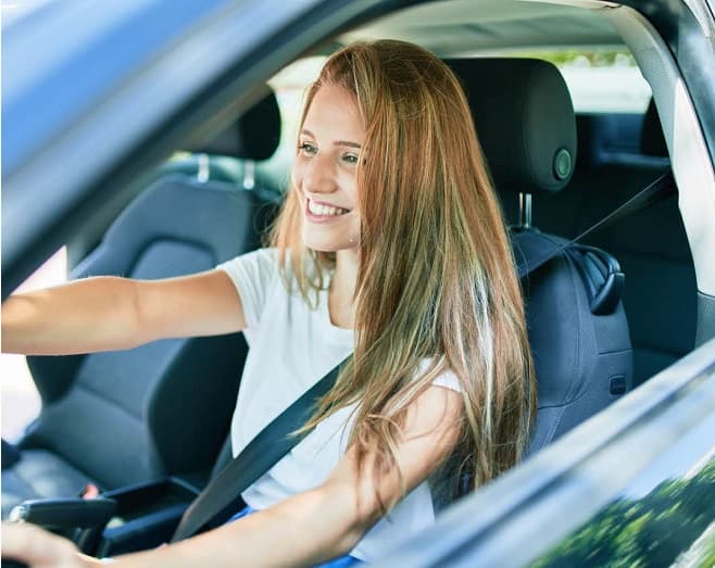 découvrez les responsabilités liées aux accidents lors d'un prêt de voiture à un proche et ce que vous devez savoir pour être bien couvert.